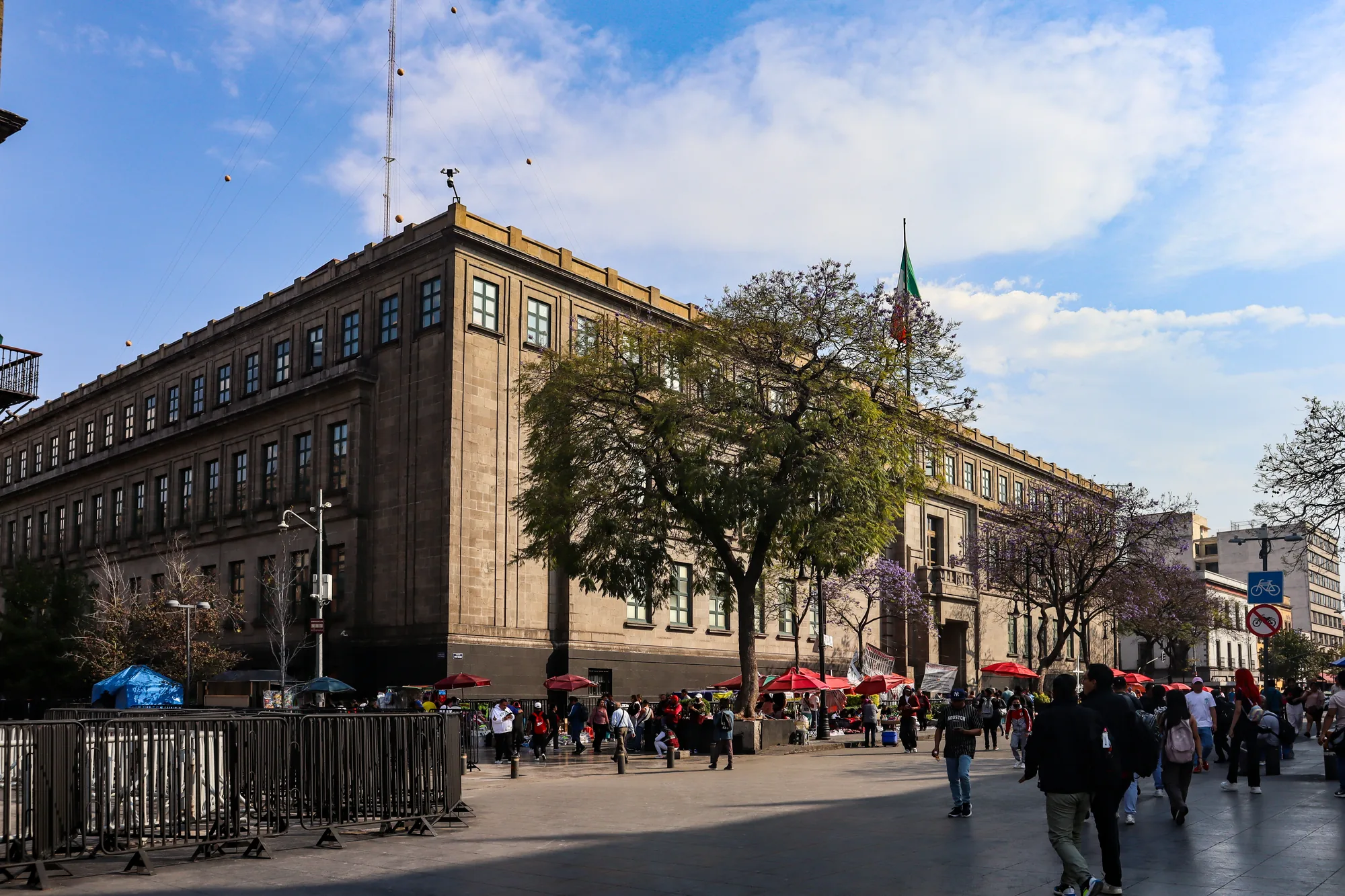 Fachada de piedra de la Suprema Corte de Justicia de la Nación, con la bandera de México en lo alto.