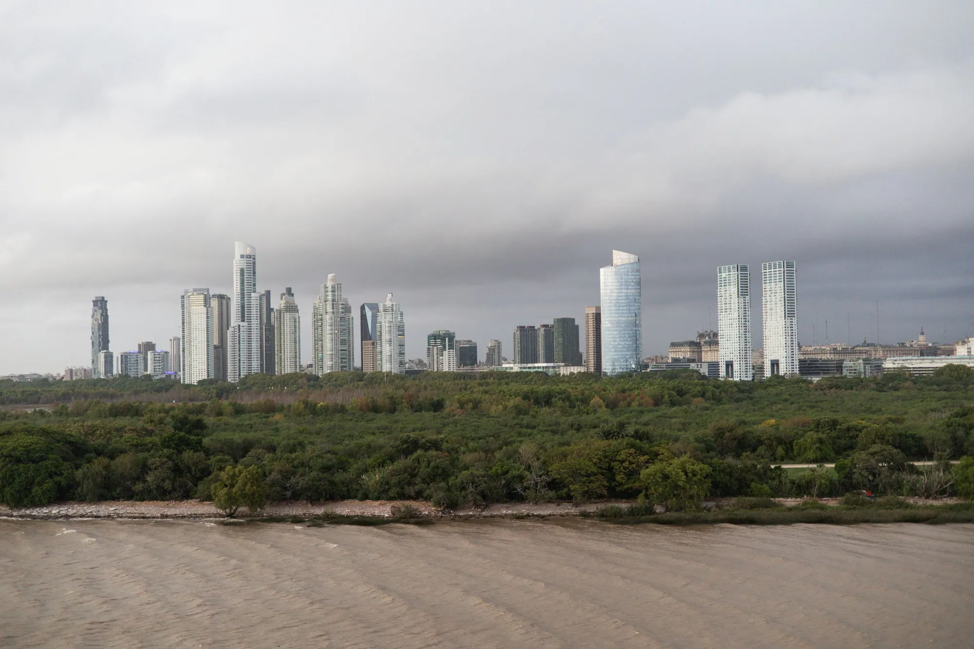 Skyline de Buenos Aires visto desde la reserva ecológica, junto al Río de la Plata.