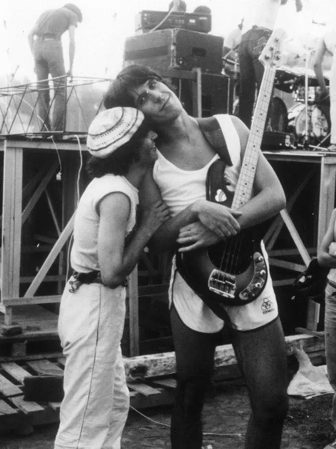 Miguel Abuelo y Cachorro López abrazados antes de un show, en 1982.
