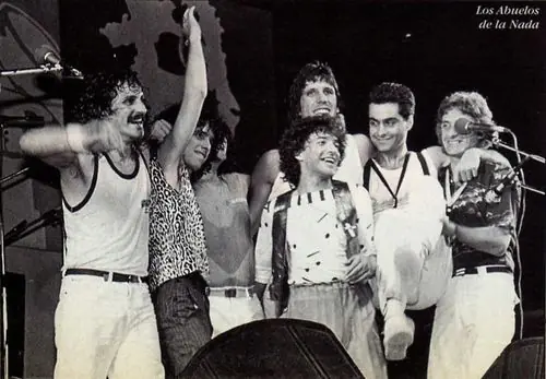 Los Abuelos de la Nada en un escenario, en 1983.